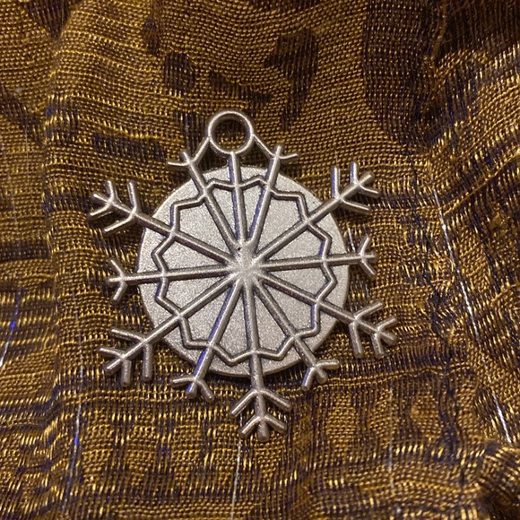 Whimsical Snowflake Silvertone Pendant w Original Alcohol Ink Art Under Glass - Picture 5 of 5